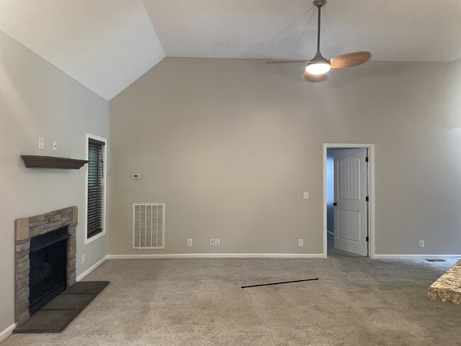 Building Photo - 634 Hidden Valley Dr