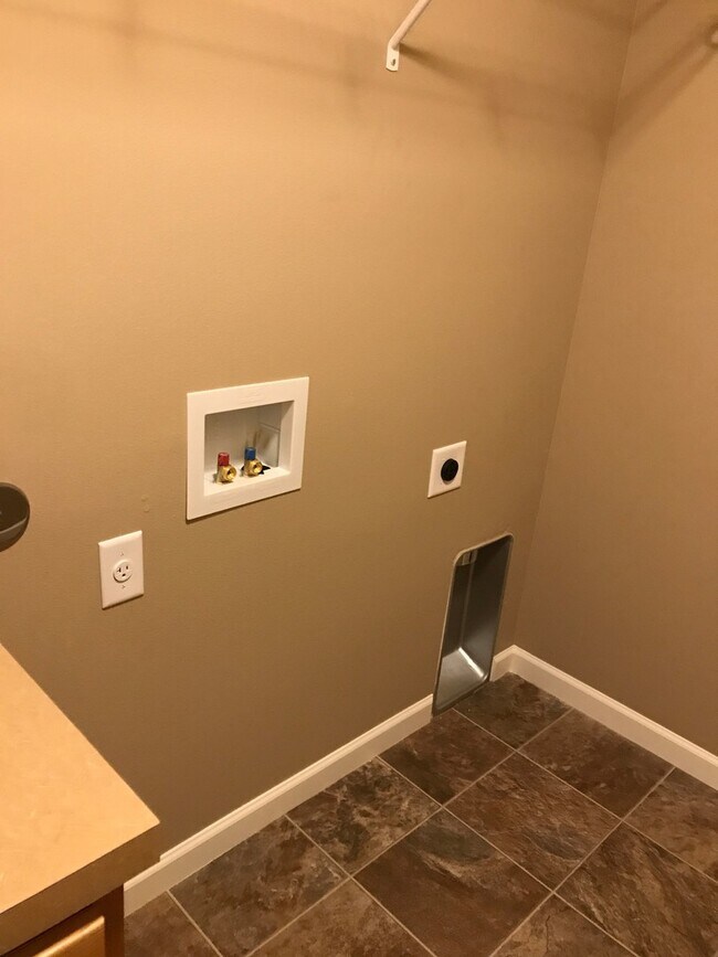 Building Photo - Single Level Home 3 Bedroom / 2 Bathroom in NW Redmond Oregon