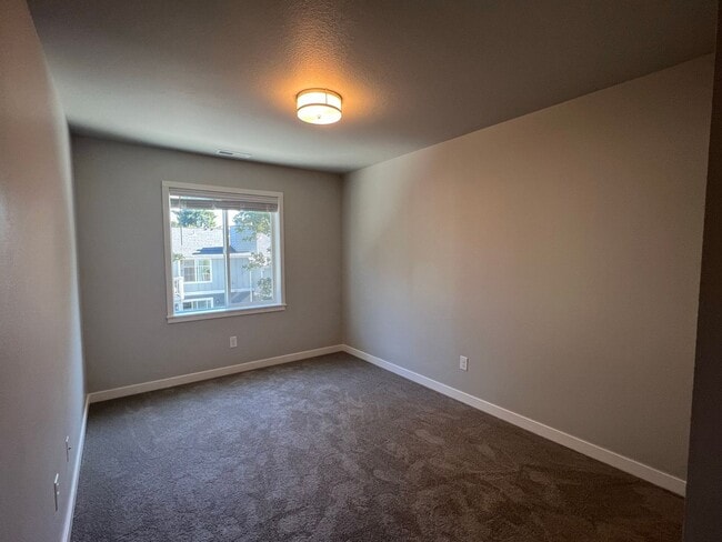 Building Photo - Beautiful, Newer Townhome!  Walking distance to many amenities.