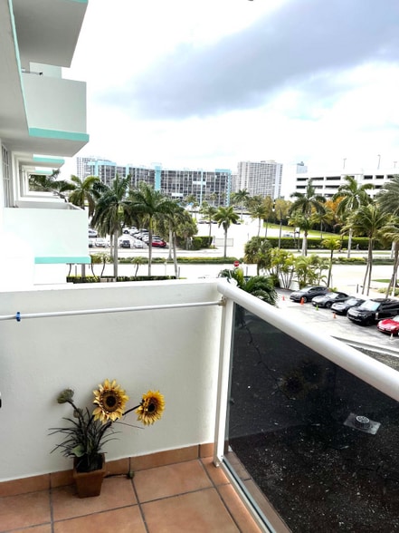 Building Photo - 3725 S Ocean Dr