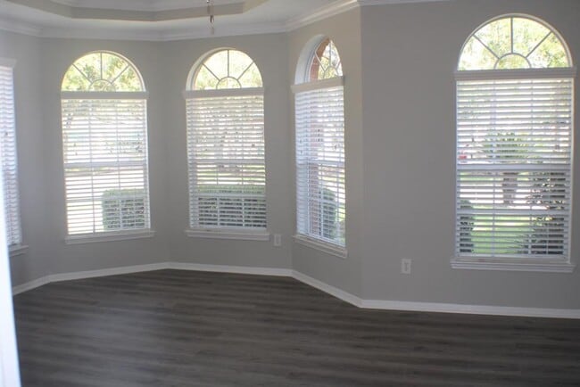 Building Photo - 2411 Rose Hollow Dr