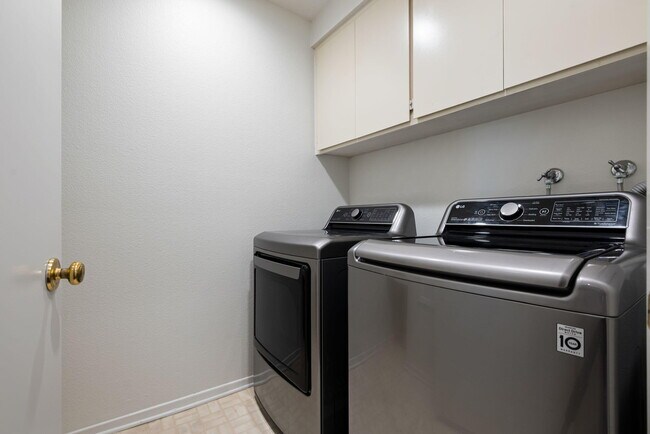 Building Photo - 270 Vista Royale Cir E