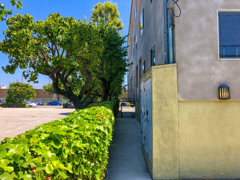 Building Photo - 2027 Beloit Ave