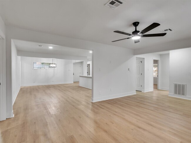 Building Photo - 6026 Diamond Ct