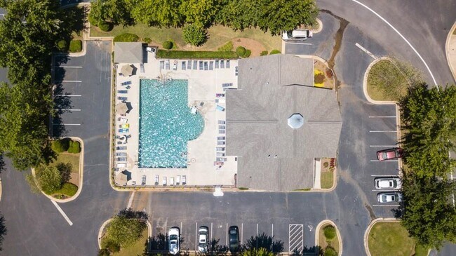 Building Photo - 2120 Highland Gate Dr