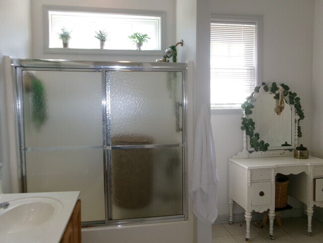 Building Photo - Walk to the Ocean from this 3 bedroom, 2.5...