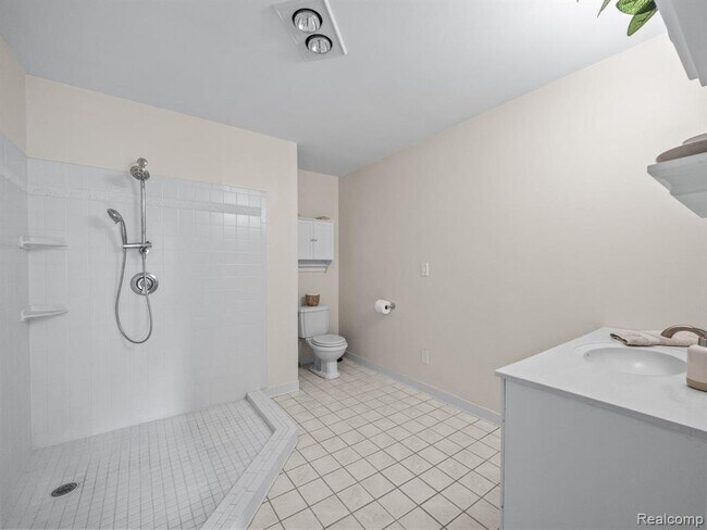 Building Photo - 3500 Fieldview Ave
