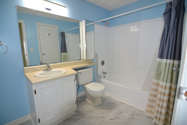 Building Photo - 7 Thoreau Ct