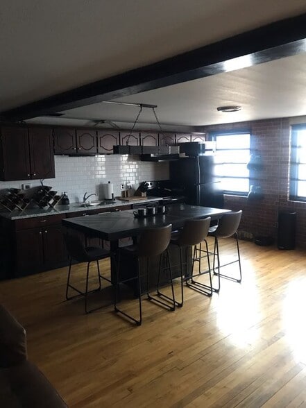 Building Photo - 115 E Tyler St