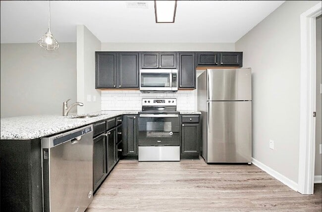 Building Photo - Charming 1 Bedroom/1 Bathroom Condo - Newl...