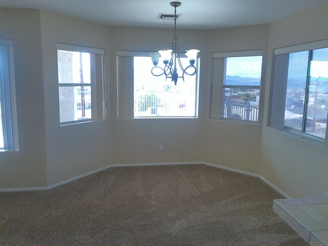 Building Photo - Long Term 3 bedroom 2 bath 3 car