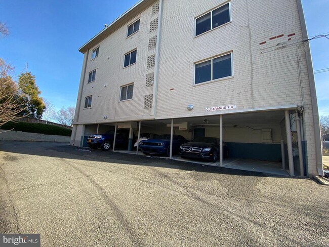 Building Photo - 1221 N Quinn St
