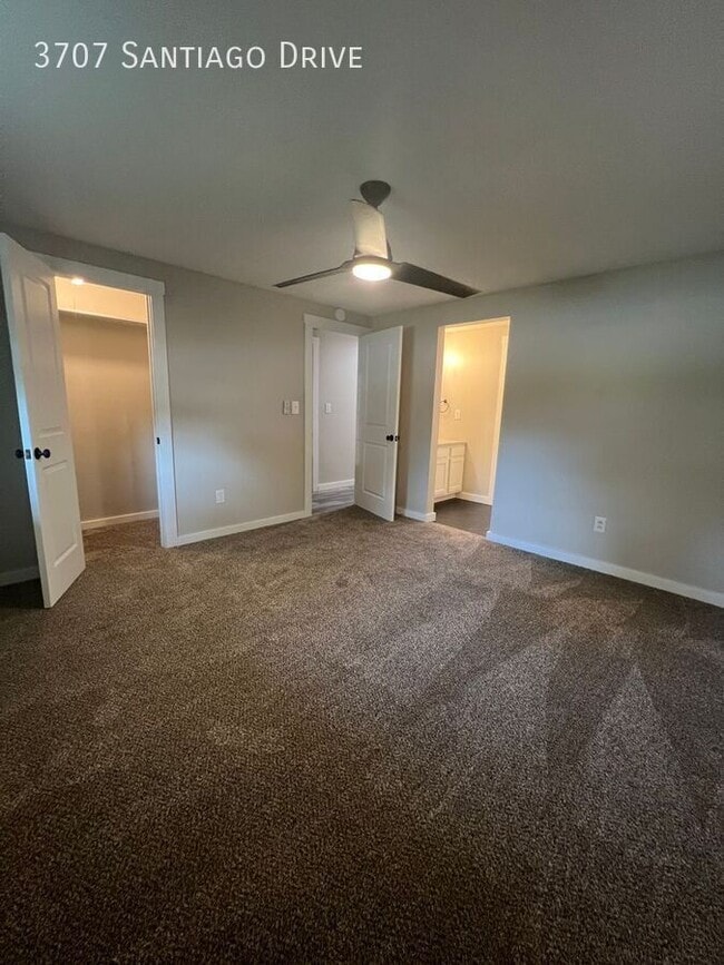 Building Photo - 3707 Santiago Dr