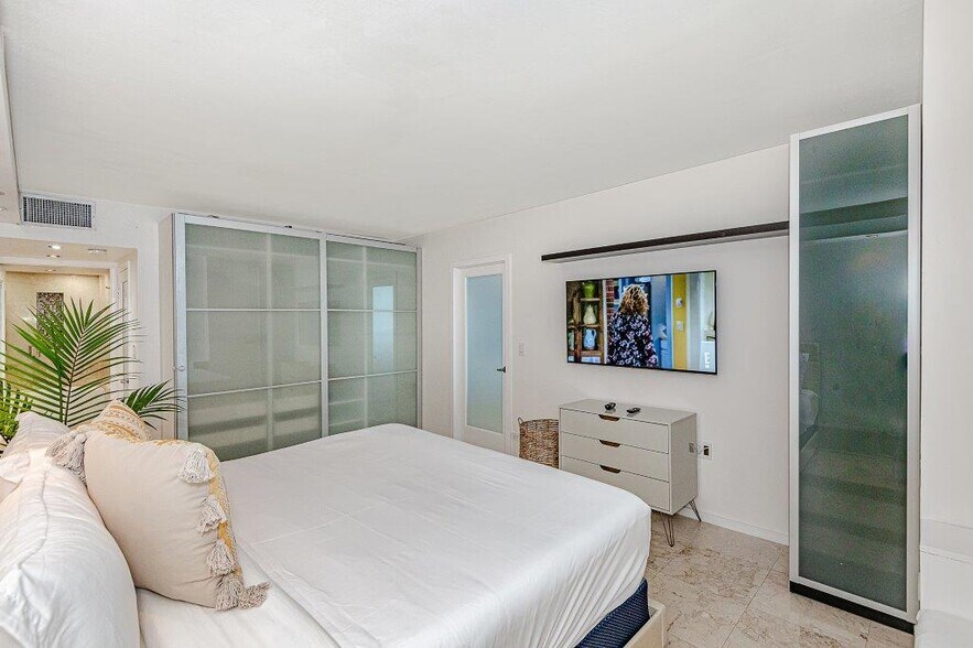Building Photo - 2301 Collins Ave