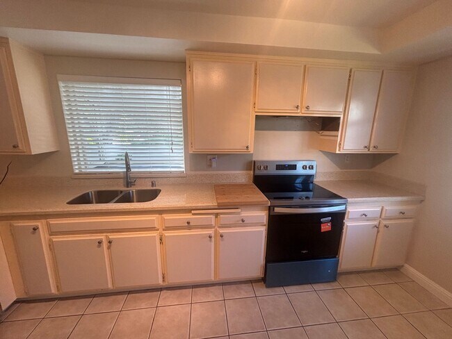 Building Photo - Updated 3 bedroom 2 bathroom Condo in Rincon Valley's Brush Creek Villas with A/C
