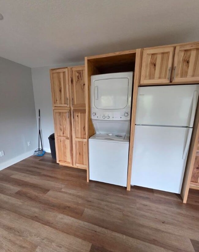 Building Photo - FOR LEASE!!