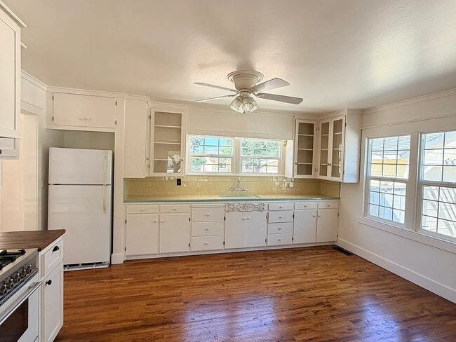 Building Photo - Charming country property