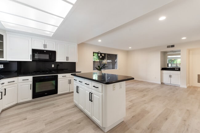 Building Photo - 5541 Bellaire Ave