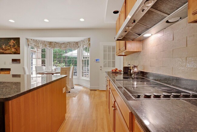 Building Photo - 11101 Willowbrook Dr