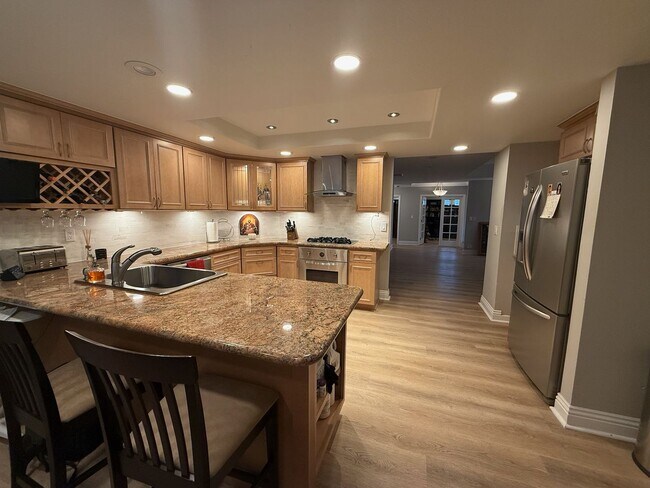 Building Photo - Spacious NW 2 story home locate in The Lakes available soon!