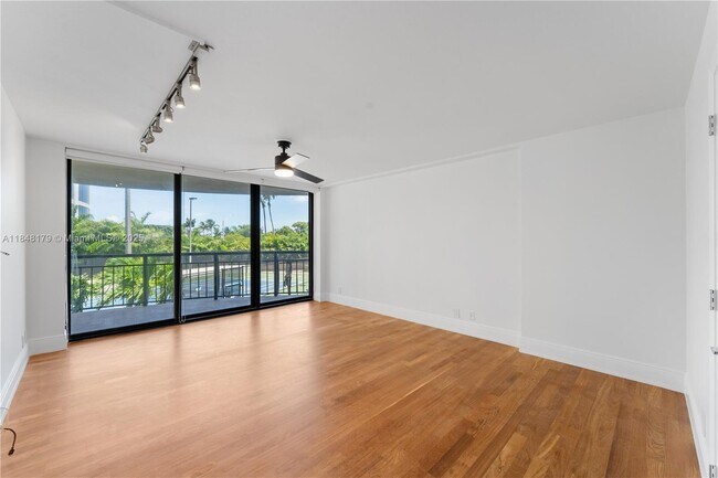 Building Photo - 2843 S Bayshore Dr
