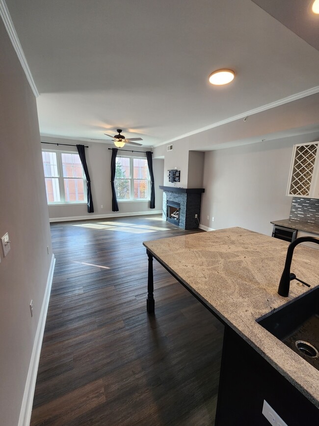 Building Photo - 405 W 7th St