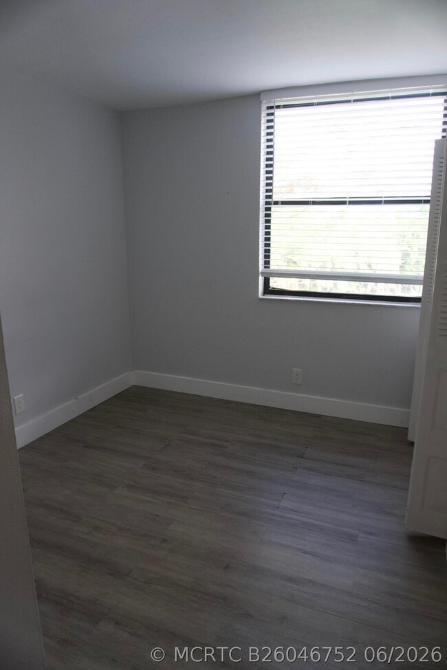 Building Photo - 213 Lake Pointe Dr