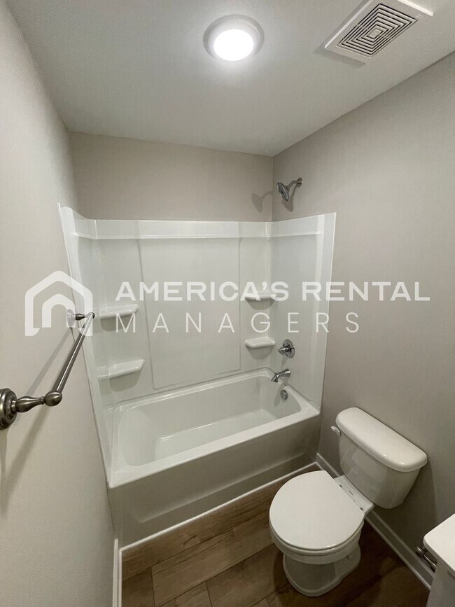 Building Photo - Home for Rent in Weaver, AL!!! Available to View Now! PRICE REDUCTION!! Sign a 13-month lease by ...