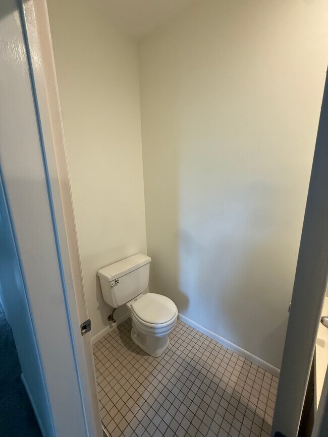 Building Photo - 561 Laurel Ave