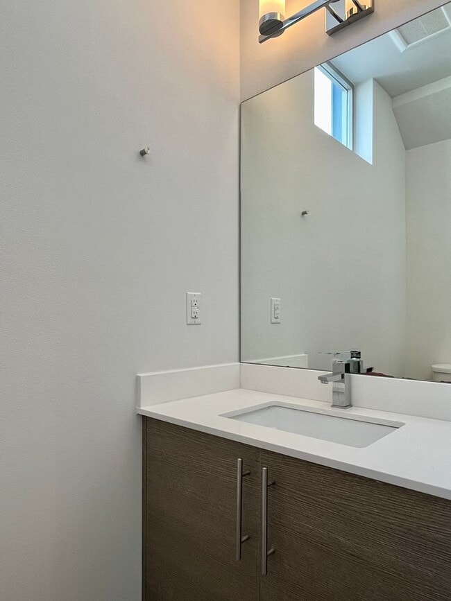 Building Photo - Charming Modern Stand-Alone Home in Ballar...