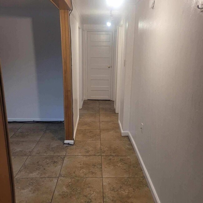Building Photo - 2 Bed, 1 Bath Basement Apartment Near CMU!!!!