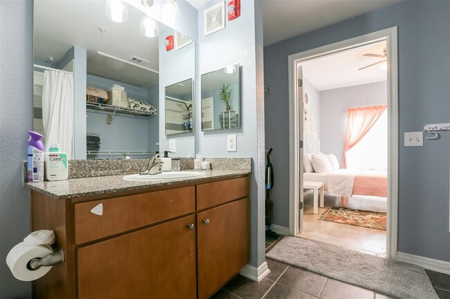 Building Photo - 2502 Leon St