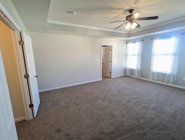 Building Photo - Beautiful 3 level townhouse in the new Jef...