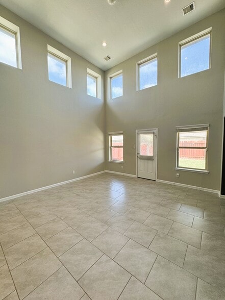 Building Photo - 615 Calm Ct