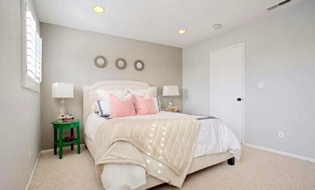 Building Photo - Amazing West LA Location - 2 bd / 2.5 ba T...