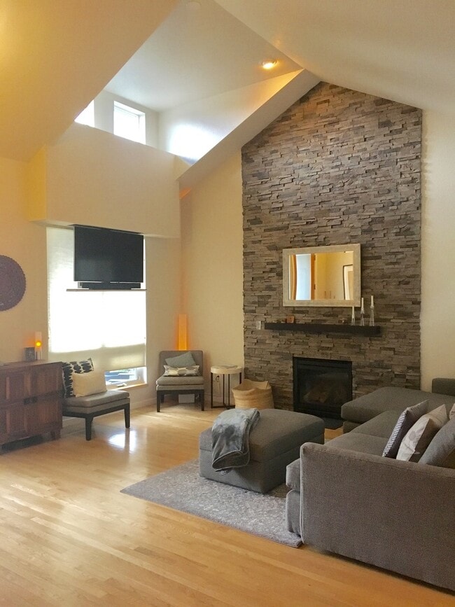 Building Photo - Lovely and Light Open Concept Louisville Home for Lease!