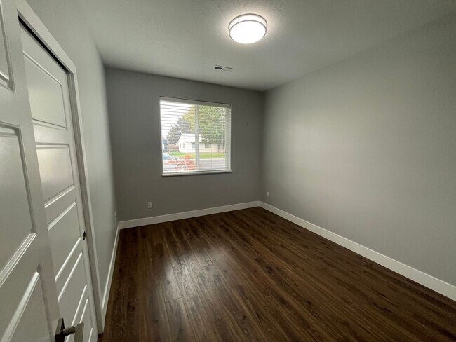 Building Photo - Richland House For Lease