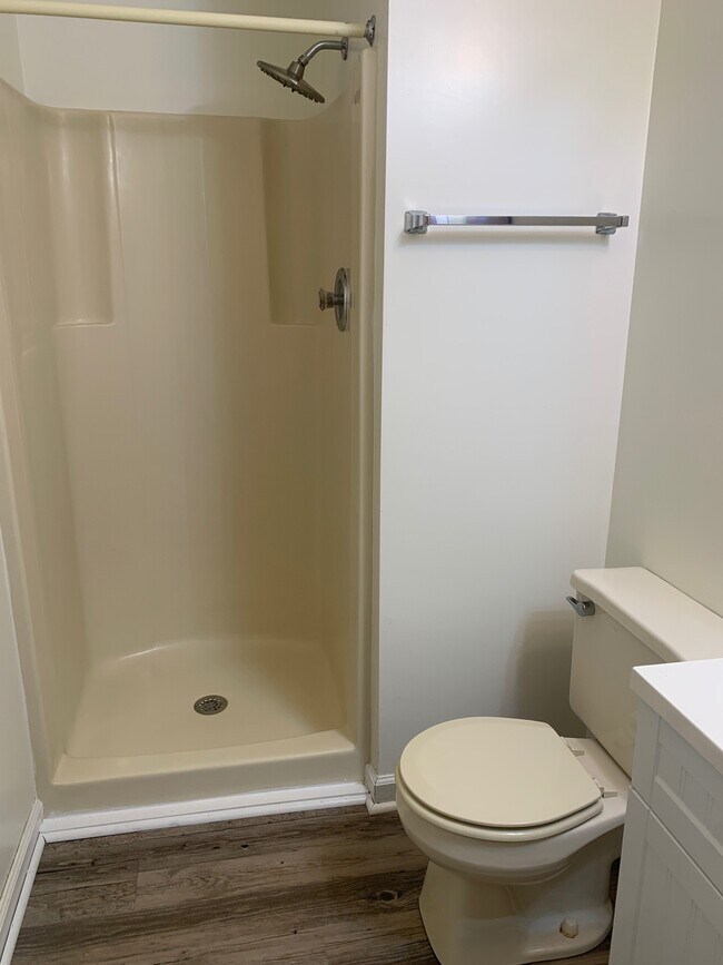 Master En Suite - 2410 Ridge Rd