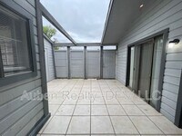 Building Photo - 602 Bellaire Dr