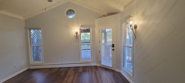 Building Photo - 6921 Clarendon Hills Rd