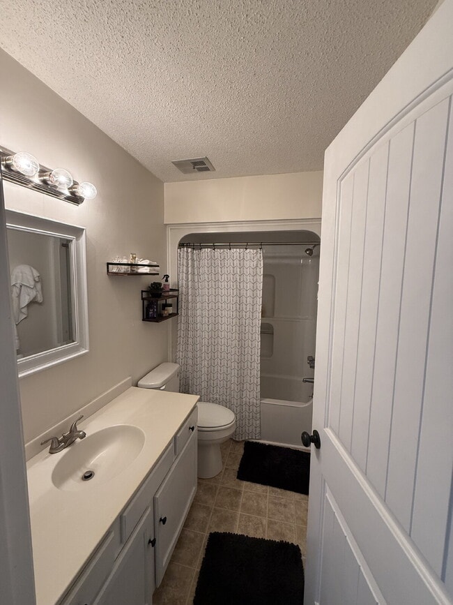 Building Photo - "Charming 3-Bedroom Townhouse Retreat in Beaufort - Spacious 1742 sq ft on Battery Lane!"
