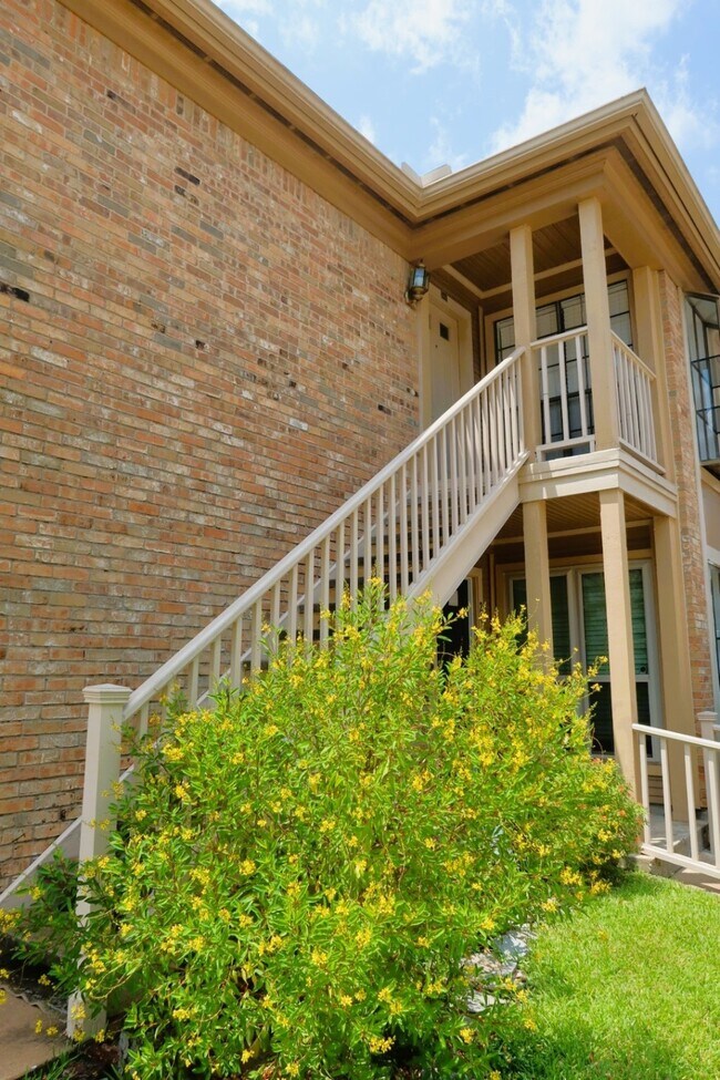 Building Photo - 1311 Antoine Dr