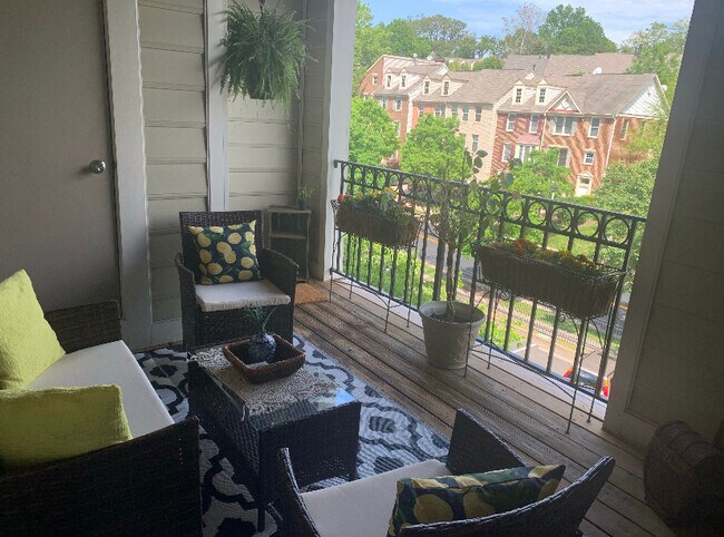 Building Photo - 1100 Quaker Hill Dr