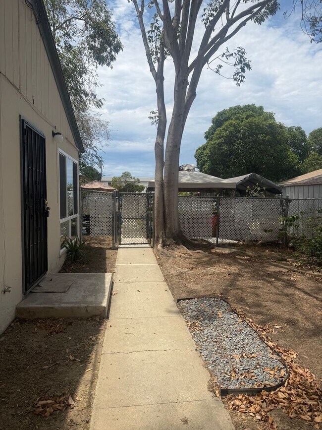 Building Photo - 2 Bedroom 1 Bath Duplex for Rent