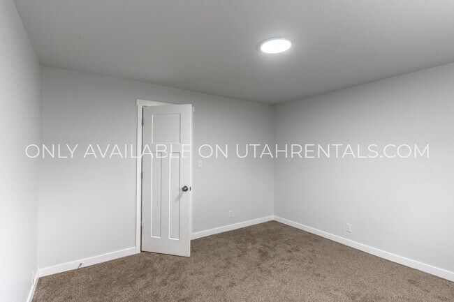 Building Photo - 1855 N 550 W