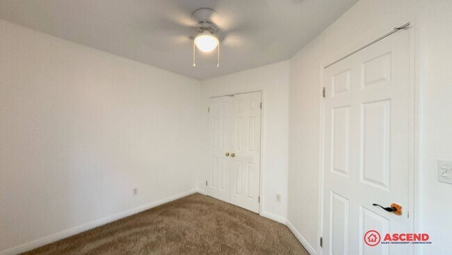 Building Photo - Gorgeous home located in the Northeast!