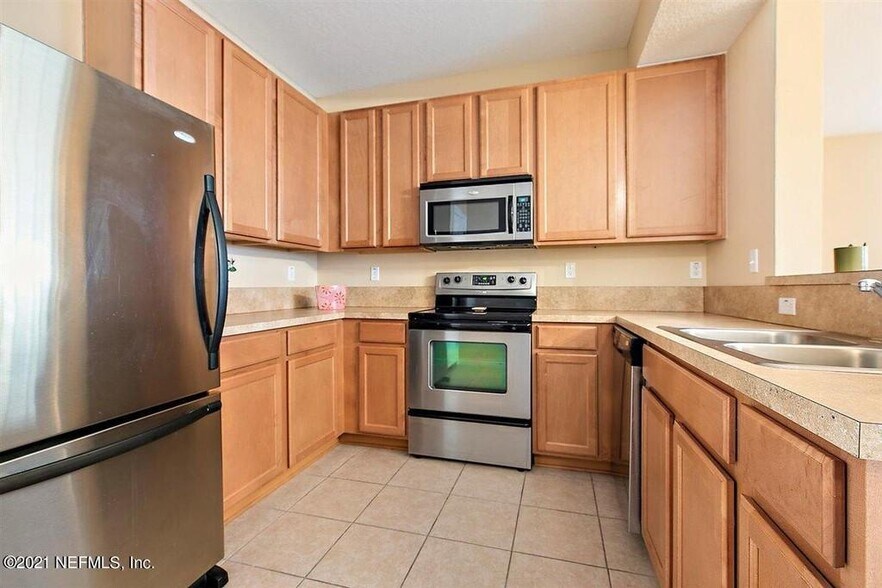 Kitchen - 575 Oakleaf Plantation Pkwy