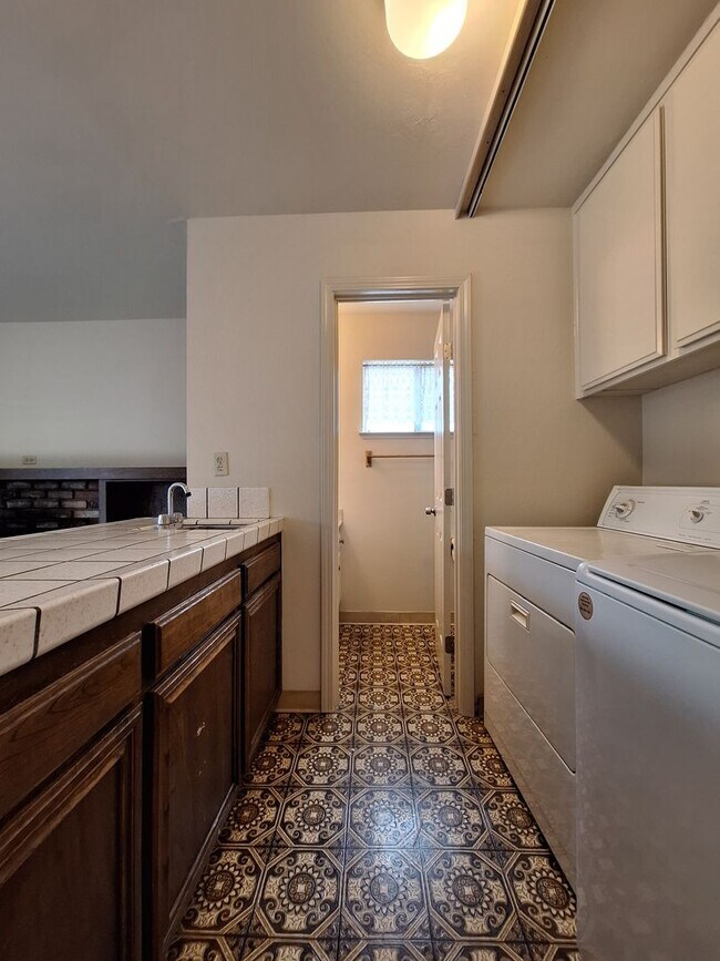 Building Photo - Spacious 4bd Tri-Level Home w/Central Heat...
