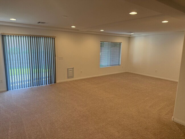 Building Photo - Large Southern Highlands Tri-Level Home. P...