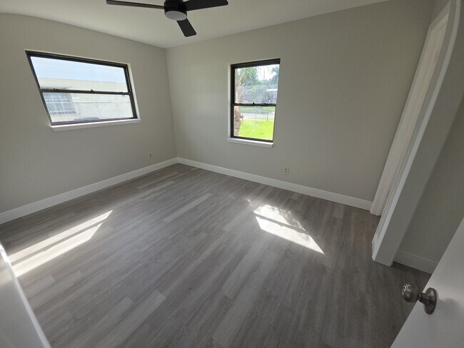 Building Photo - 1076 Hermosa Dr